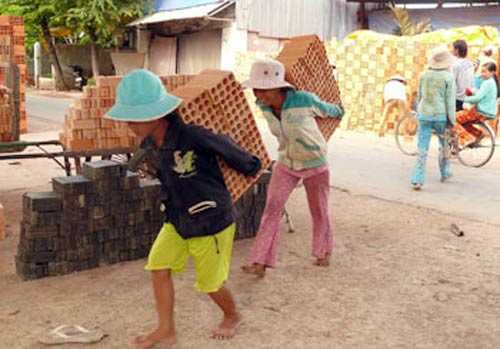 Nhói lòng trẻ em Việt Nam lao động chui ở Trung Quốc