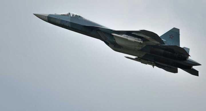 Siêu chiến cơ Nga Sukhoi T-50 và thần sấm Mỹ F-35: 'Hàng' nào nóng hơn?