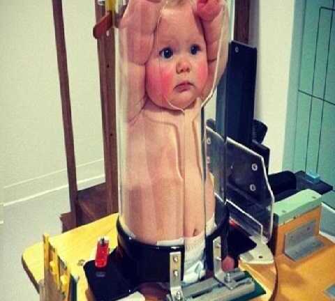 Em bé kẹt mắc kẹt trong ống nghiệm?