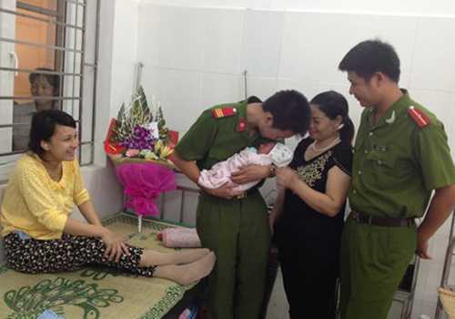 2 cảnh sát hình sự... đỡ đẻ trên đường đi tuần tra