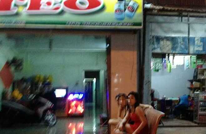 Thiếu nữ bị buộc khỏa thân câu khách trong quán 'bia ôm'