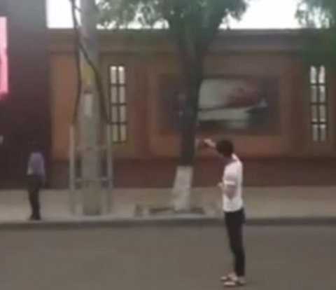 Chiếu phim khiêu dâm ngay trên đường phố đông người