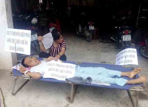 Khiêng người sống thực vật đến công ty đòi bồi thường