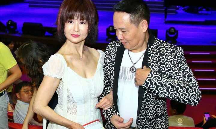 'Tiểu Long Nữ' U70 Phan Nghinh Tử khoe vòng 1 như thiếu nữ