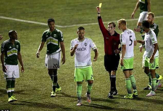 Bị treo giò 2 năm vì xé sổ ghi chép của trọng tài