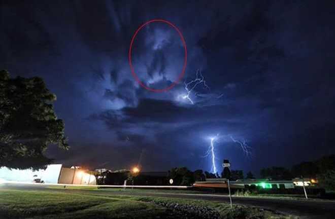 Đám mây dị mang hình Michael Jackson nhảy Moonwalk