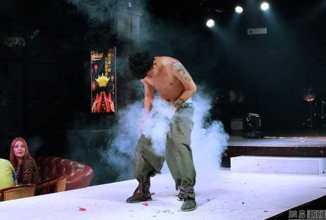 Video: Chàng trai nhét pháo vào quần cho nổ trong hộp đêm Trung Quốc