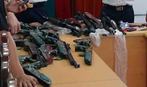 Bắt đối tượng vận chuyển 15 khẩu súng săn