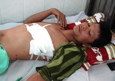 Ngăn cản hàng xóm đánh nhau, người đàn ông bị đâm thủng tim