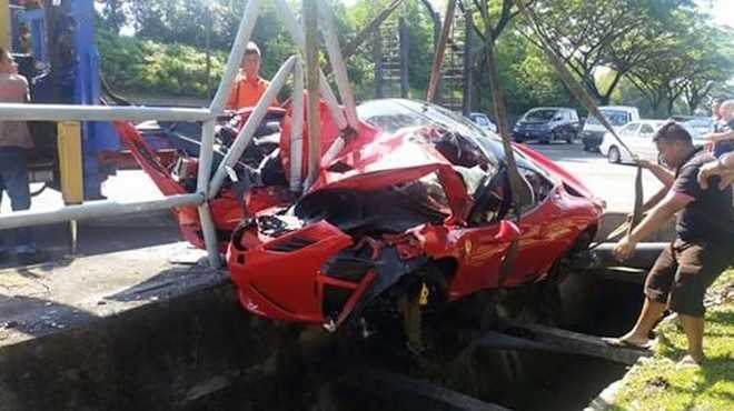 Siêu xe Ferrari 458 Speciale hư hỏng nặng sau tai nạn tại Malaysia