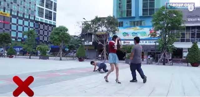 Nhóm thực hiện Kiss cam xin lỗi những người... bị hôn