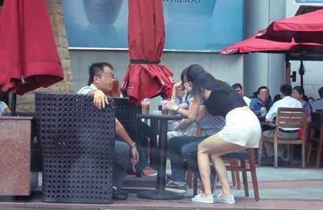 Thực hư video cô gái bị công an bắt vì chơi Kiss Cam trên phố đi bộ Nguyễn Huệ