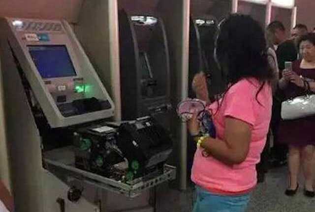 Bị nuốt thẻ, người phụ nữ tay không phá tan máy ATM