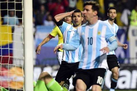 Messi bỏ lỡ cơ hội từ khoảng cách 5m