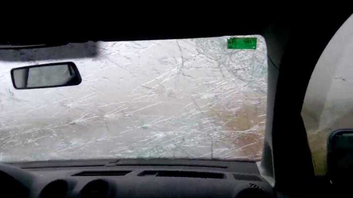 Kinh hoàng mưa đá phá nát kính, móp méo ôtô