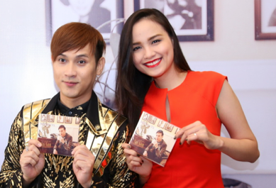 Diễm Hương đội mưa đến chúc mừng Nguyên Vũ