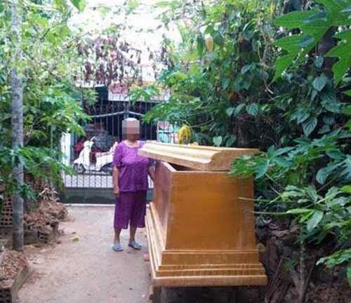 Chuyện buồn con mua quan tài biếu bố mẹ