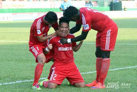 Công Vinh và đồng đội vùi dập HAGL của Công Phượng