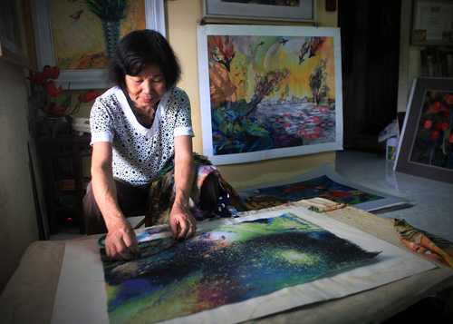 Nữ hoạ sỹ tuổi 74 biến vải vụn thành tranh