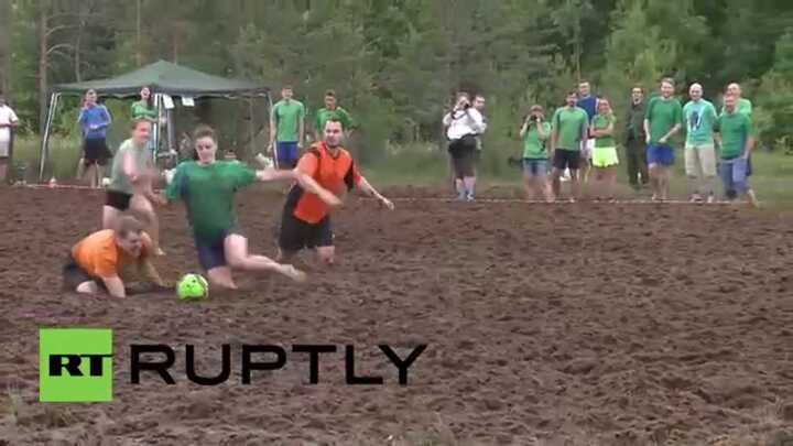 Video: Người Nga bì bõm lội bùn chơi bóng đá