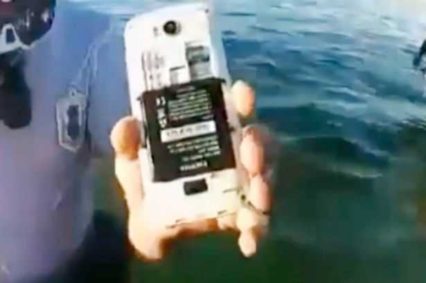 Clip: Cảnh sát vớt được điện thoại của kẻ khủng bố từ dưới biển