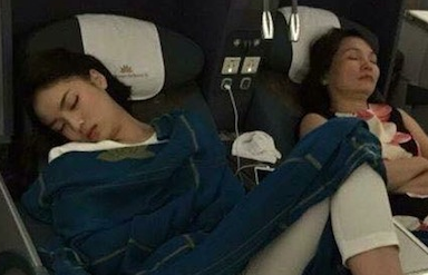 Dáng ngủ kém duyên của Hoa hậu Kỳ Duyên trên máy bay