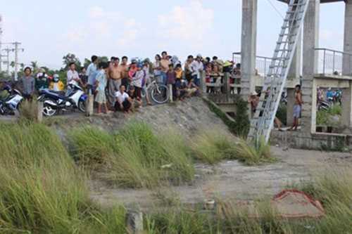 Bất lực nhìn bạn gái rớt xuống sông chết đuối ngay trước mắt