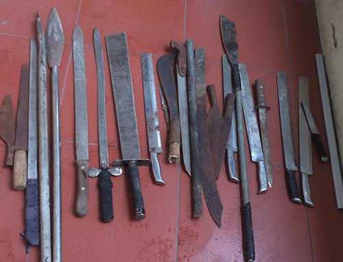 Gặp cảnh sát, 2 thanh niên vứt lại cả bao hung khí chạy trốn