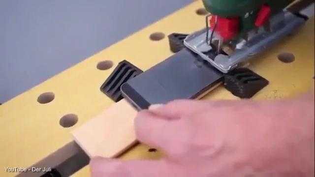 Cưa đôi cả điện thoại, ghế sô-pha sau khi chia tay