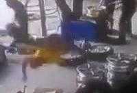 Nổ lốp, thợ sửa xe bị hất văng chết tại chỗ