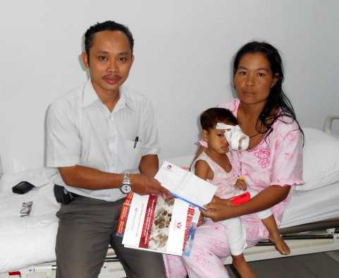 Bé gái có đôi mắt ai nhìn cũng xót xa sắp được mổ miễn phí