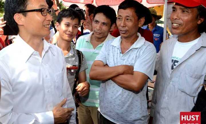 Phó Thủ tướng Vũ Đức Đam động viên phụ huynh chờ con thi dưới nắng nóng