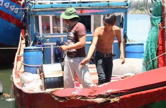 Tàu cá Việt Nam lại bị Trung Quốc truy đuổi, cướp tài sản