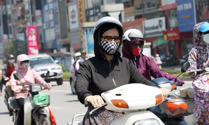 Nắng nóng khủng khiếp tại VN: Gục bên đường, tử vong trên ghế đá