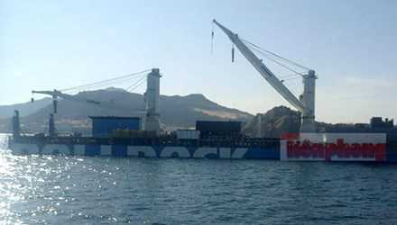 Tàu ngầm Kilo Khánh Hòa đang được đưa vào cảng Lữ đoàn 189