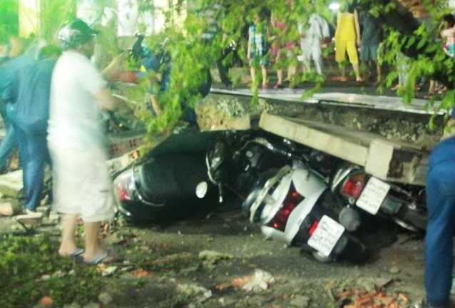 Cuồng phong 'tấn công' TP.HCM, tường sập đè người bị thương