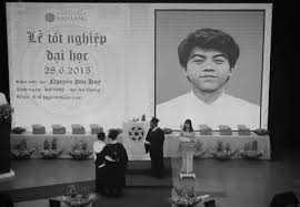 Xúc động cha nhận bằng tốt nghiệp thay con