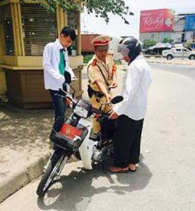 Tai nạn trên đường, cha không thể chở con đến điểm thi