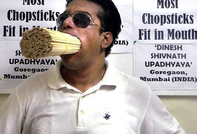 Kỷ lục ngậm hơn 1.000 ống hút của người đàn ông miệng rộng nhất thế giới