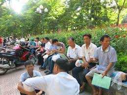 Phụ huynh đứng ngồi la liệt chờ con thi