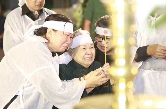 Vợ nhạc sĩ Phan Huỳnh Điểu khóc nức nở tiễn biệt chồng