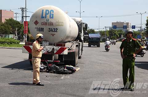 Thiếu nữ chết thảm dưới gầm xe bồn