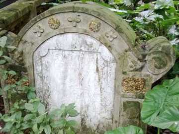 Đau lòng ngôi mộ bê tông chôn chặt đầy hận thù ở ngoại ô Hà Nội