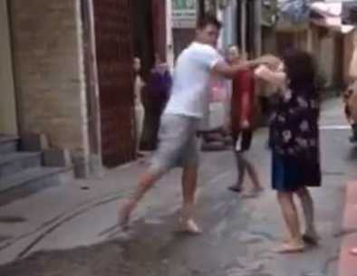 Nam thanh niên đánh dã man cụ bà: 'Tâm thần phân liệt mới làm thế'