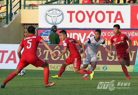 Clip Tăng Tuấn gỡ hòa 1-1 cho B.Bình Dương