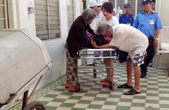 Lạc tay lái, giám đốc công ty bảo hiểm lao ôtô xuống sông