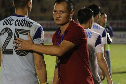 HLV Ngô Quang Trường: 'Trọng tài đã bắt có lợi cho B.Bình Dương'