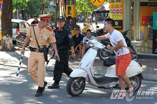Nhiều thanh niên đầu trần ngổ ngáo quay đầu xe bỏ chạy khi thấy công an