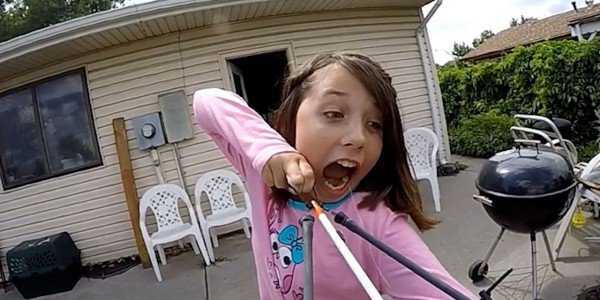 Clip: Cô bé ‘bá đạo’ tự nhổ răng bằng ná bắn tên