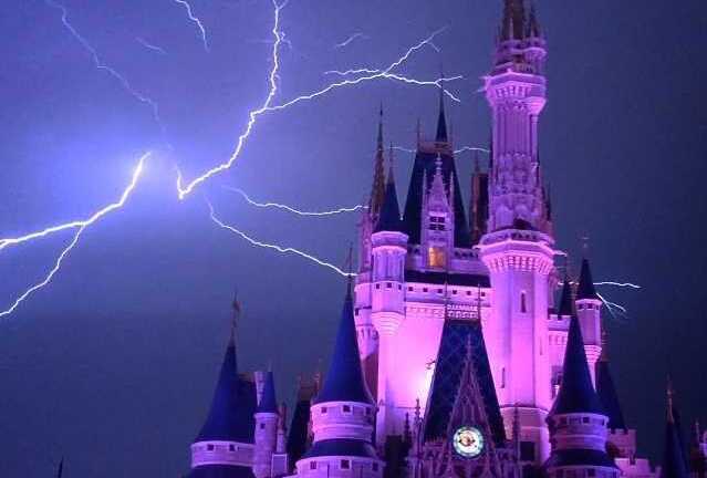 Clip: Sét đánh ‘tưng bừng’ như pháo hoa trên Lâu đài Lọ Lem